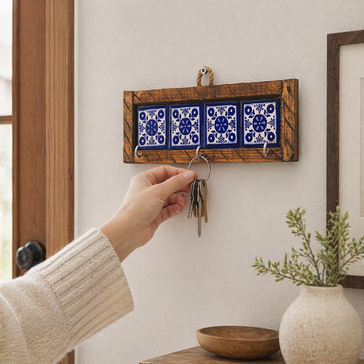 Mexican Talavera, Style Key Holder, Blue & White — side view